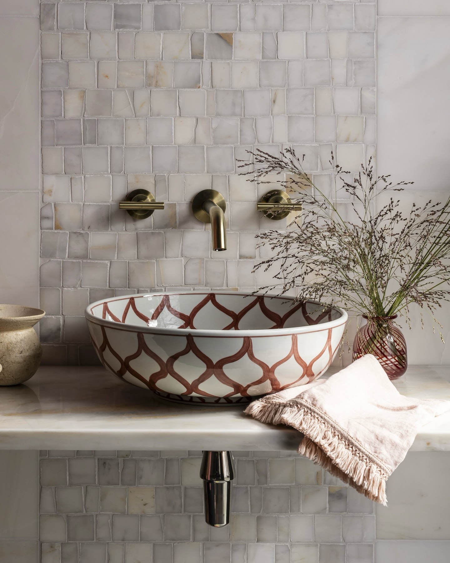 The Sienna basin in a beautifully layered, tonal setting ✨ Warm terracotta tones meet delicate...