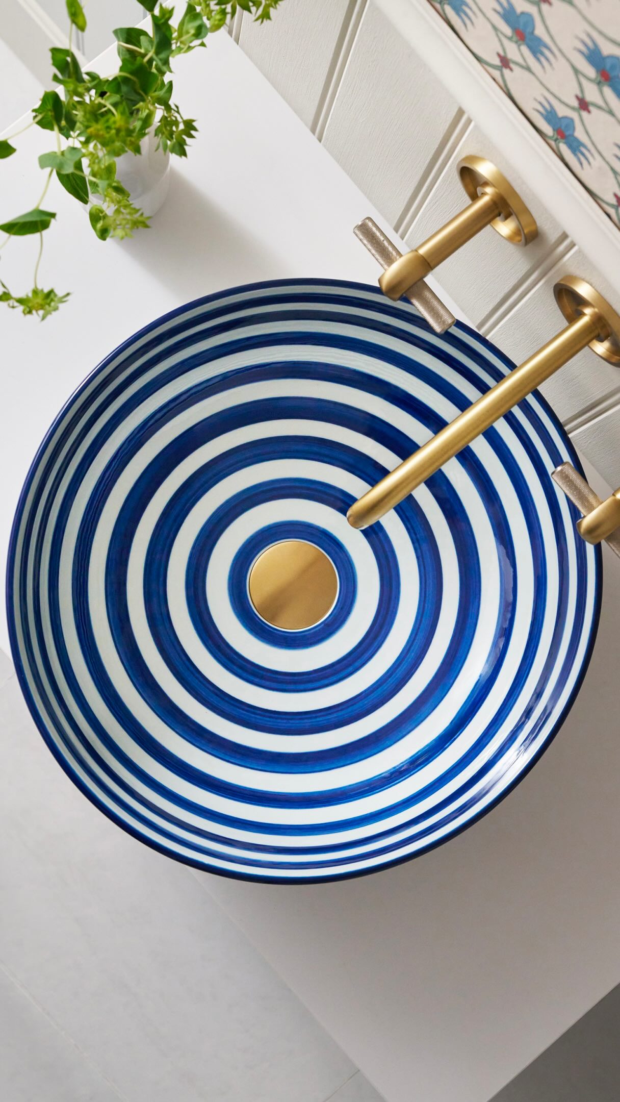 The timeless appeal of stripes 💛 Classic yet contemporary, our hand-painted Striped Basin...