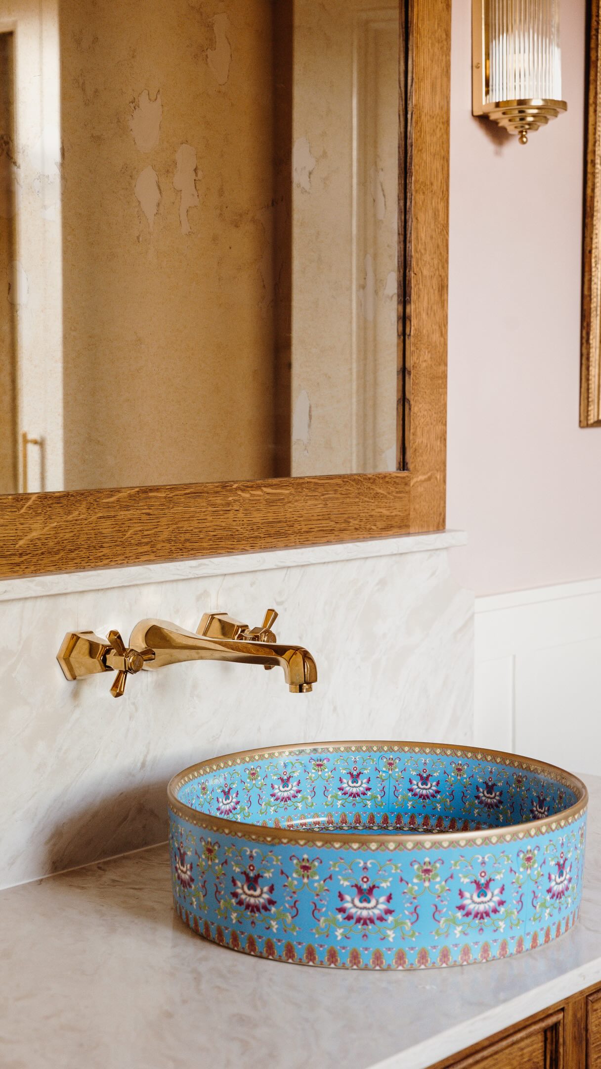 A perfect example of how a statement basin can transform an elegant, understated scheme🤍 Designed...