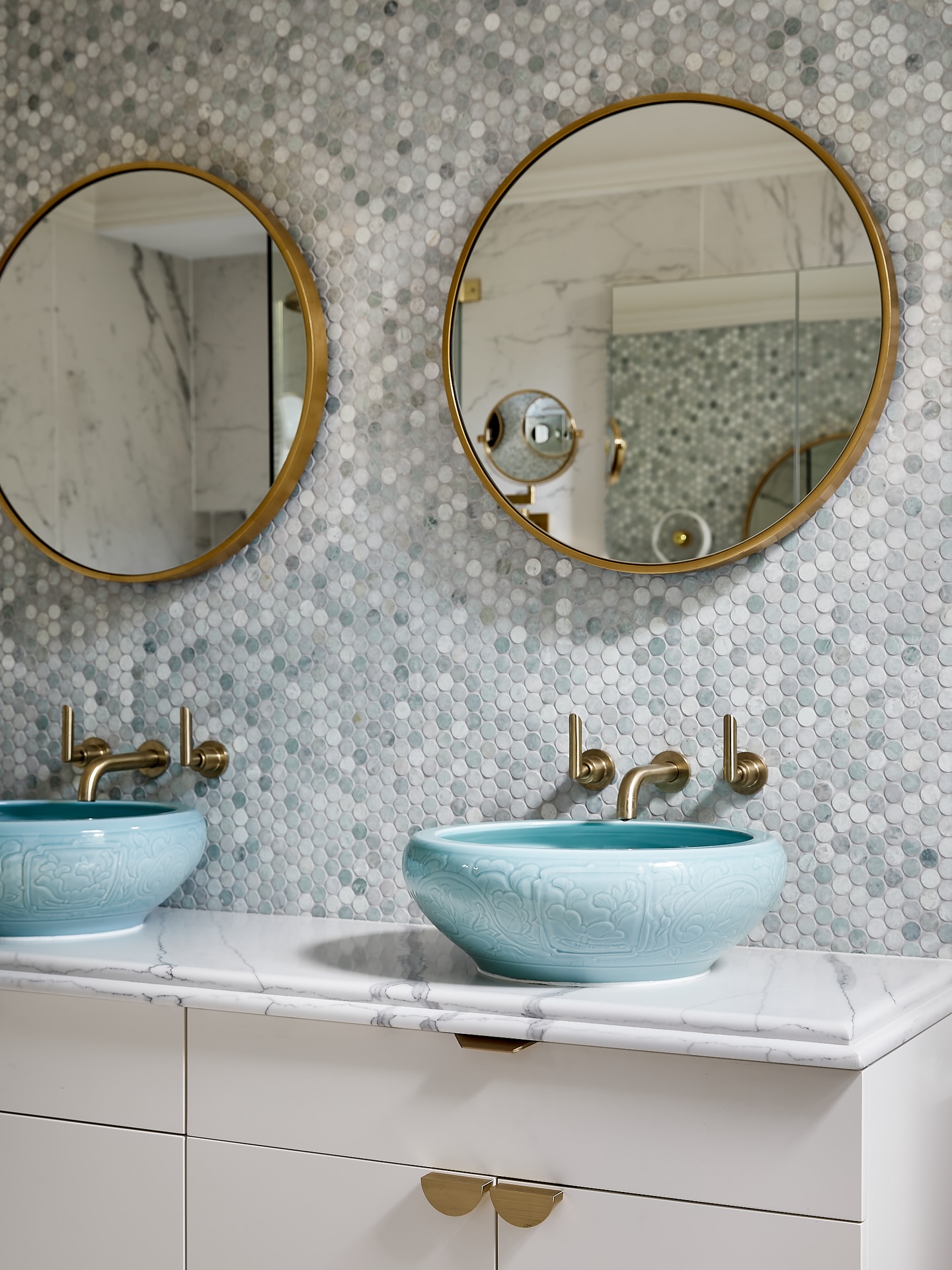 The Blossom basins bring colour & craftsmanship to this sleek Sydney bathroom 🌸✨ Designed by...