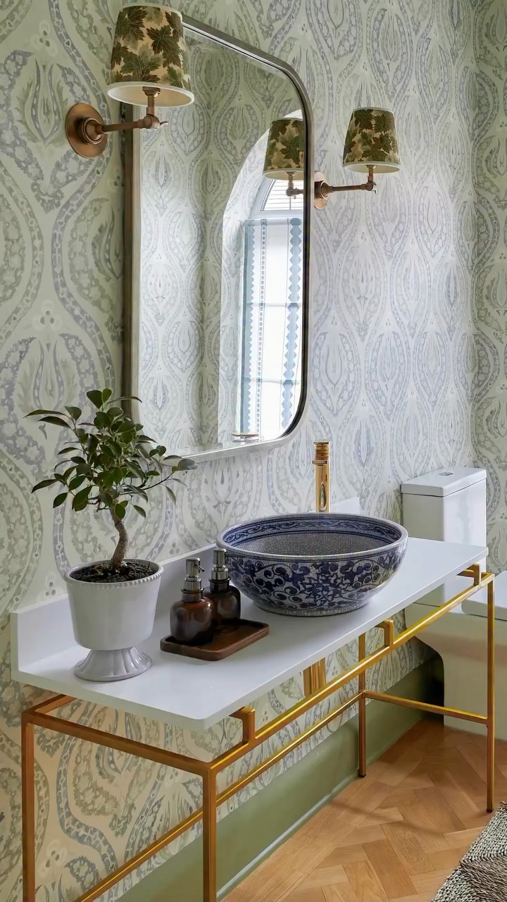 A beautiful cloakroom by the talented @laurastephensid, featuring our Coralie basin and Double...