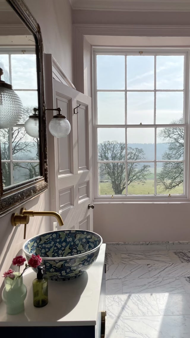 A bathroom with a view 🤍 One of the beautiful bathrooms at @houseofhorspool’s Manar House,...