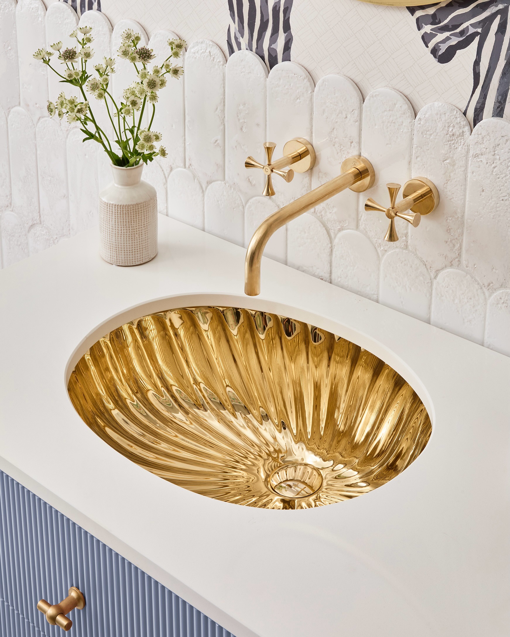 Make a statement with the Calypso Gold undermount basin ✨ 🐚 Bring a touch of glamour to the...