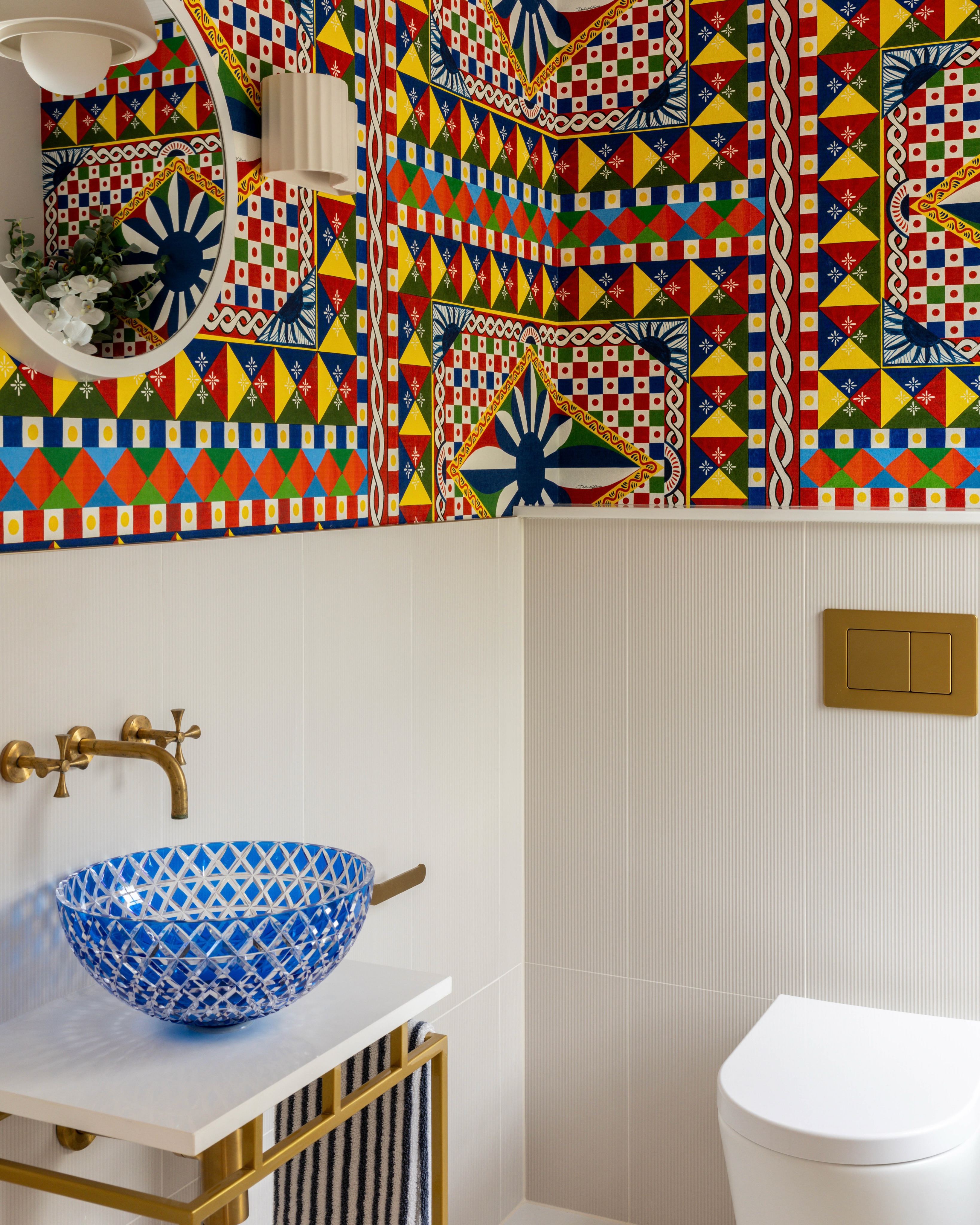A Cloakroom That Refuses to Go Unnoticed 💙 ➡️ Designed by @vesta.architects, this vibrant cloakroom...