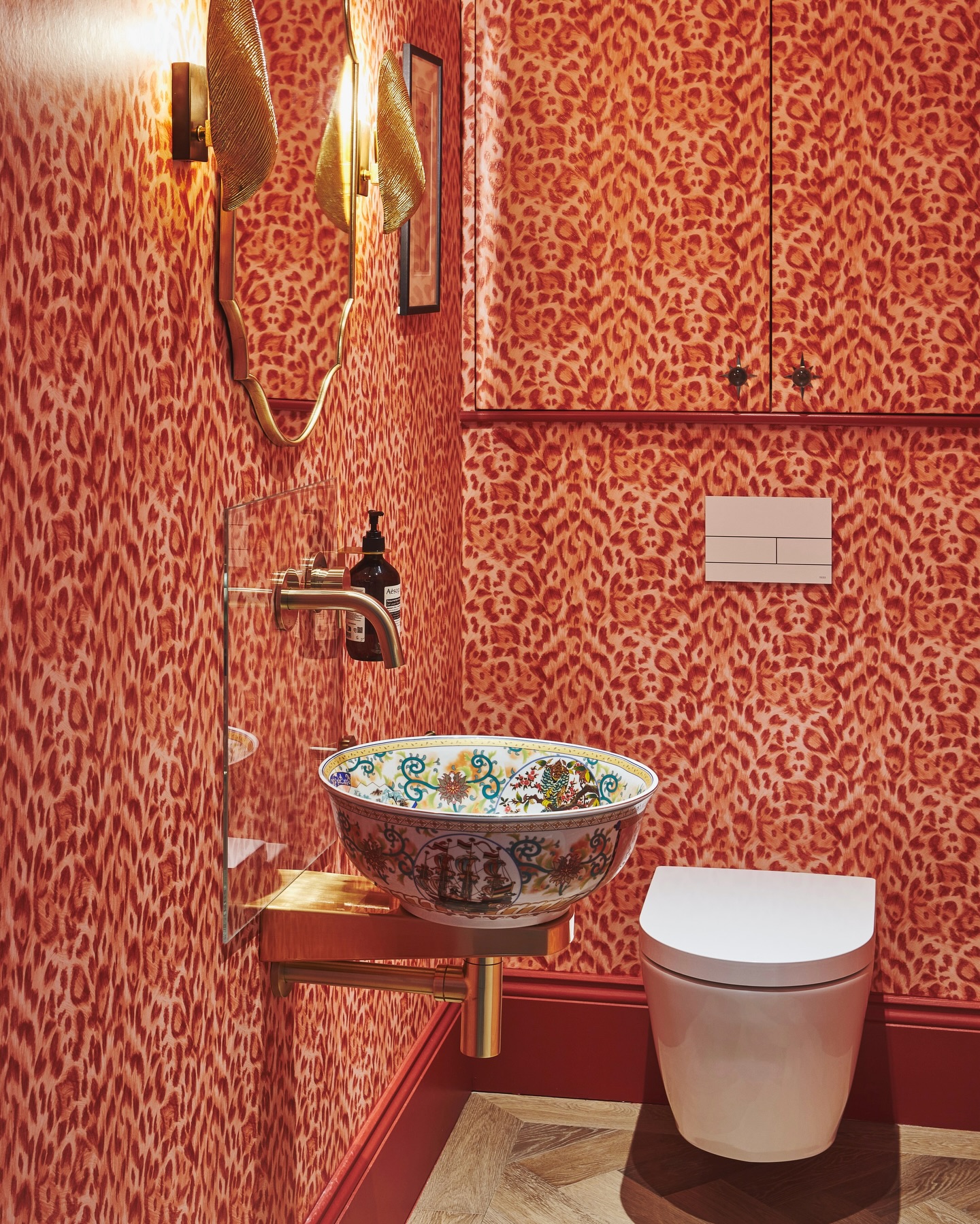 The Clarabelle basin takes centre stage in this richly layered space by Jessica Andrews Interiors —...